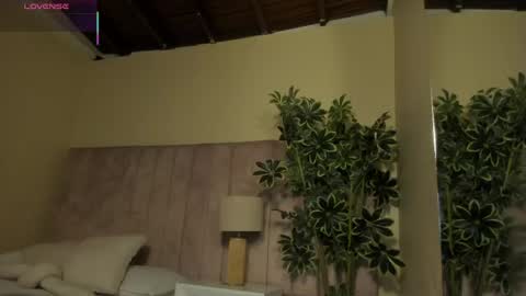 mia_mtnz02 online show from 04/17/26, 12:35