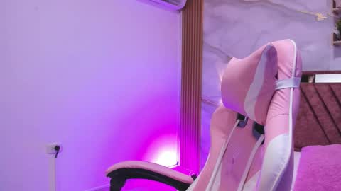 Snapshot of mia_naugthy4 chatting on 02/23/26, 07:33 mia_naugthy4 online show from 02/23/26, 07:33