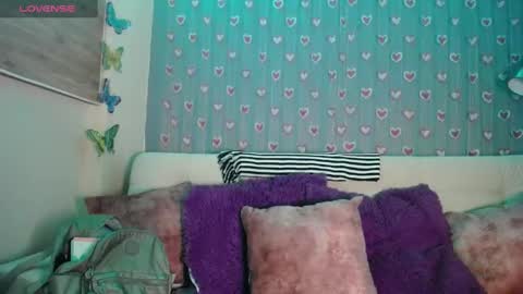 Snapshot of mia_petitebaby chatting on 10/31/25, 03:29  Ma  online show from 10/31/25, 03:29