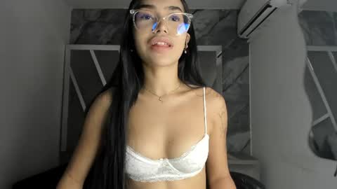 mia_petiteht online show from 07/01/26, 08:19