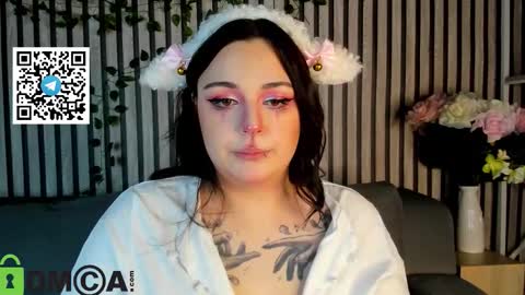 Mia online show from 10/31/25, 02:23