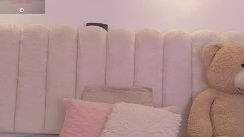 Snapshot of mia_rom chatting on 05/20/26, 12:22 Mia online show from 05/20/26, 12:22