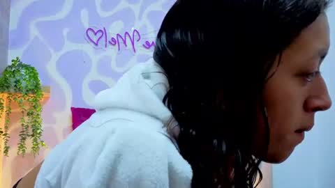 Snapshot of mia_scarlet7 chatting on 06/18/26, 12:31 Mia . online show from 06/18/26, 12:31