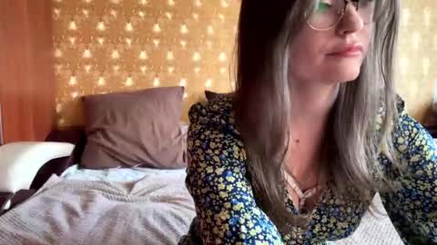 Snapshot of mia_shine_bright chatting on 11/09/25, 06:12 Mia online show from 11/09/25, 06:12