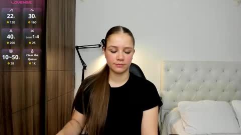 Mia online show from 11/21/25, 12:04