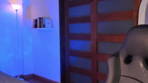 Mia online show from 03/11/25, 05:16