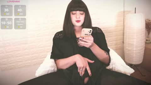 mia_wallase online show from 02/01/25, 07:47