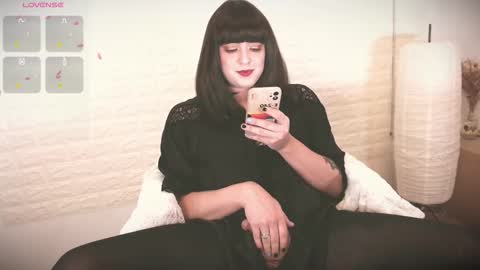 mia_wallase online show from 09/19/25, 08:49