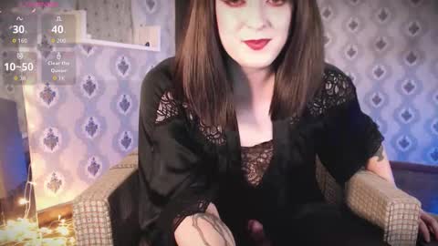 mia_wallase online show from 09/25/25, 10:57