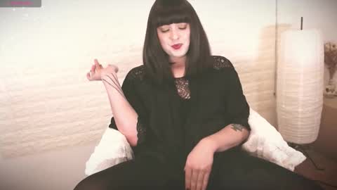 mia_wallase online show from 01/08/26, 07:43