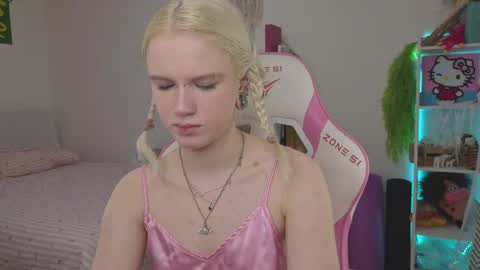 Mia online show from 04/17/26, 03:31