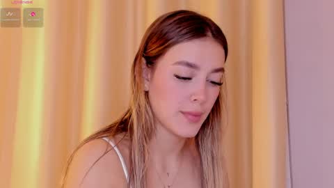 Mia White  online show from 04/01/26, 01:23