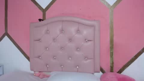 Mia online show from 01/05/26, 05:27