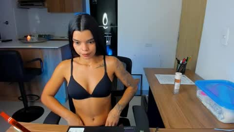 Snapshot of mia_world_ chatting on 05/05/26, 11:57 online show from 05/05/26, 11:57