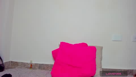 MIA INDEPENDENT MODEL  online show from 12/24/24, 10:55