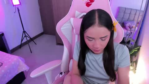 mia  nicolle online show from 10/17/25, 08:55