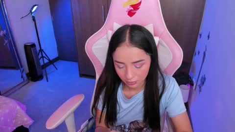 mia  nicolle online show from 12/23/25, 12:08