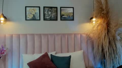 Mia online show from 12/16/25, 03:22