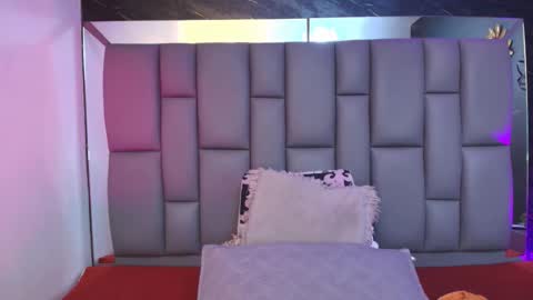 Mia online show from 11/12/25, 12:05