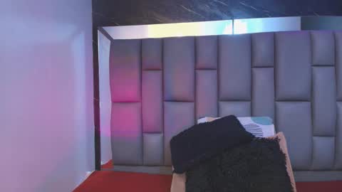 Mia online show from 11/22/25, 12:04