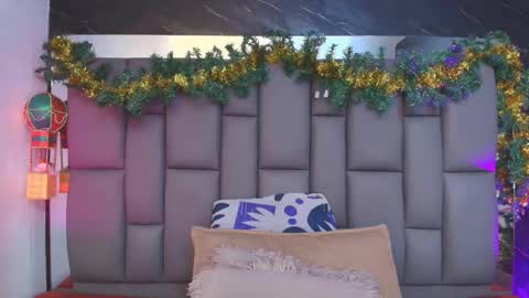 Mia online show from 12/05/25, 12:03