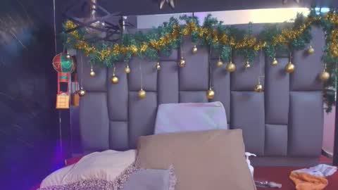 Mia online show from 12/20/25, 12:01