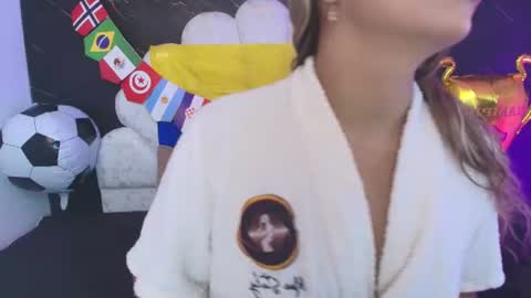 Mia online show from 07/04/26, 12:00