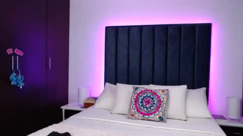 miaandnaty1 online show from 12/31/24, 02:19