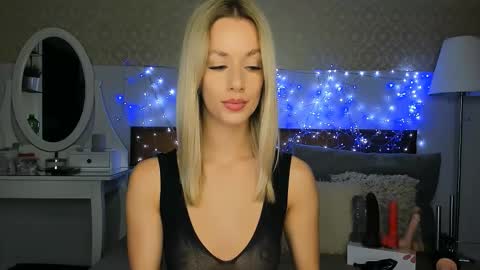 Snapshot of miabeex chatting on 09/24/25, 07:06 MiaBeeX online show from 09/24/25, 07:06