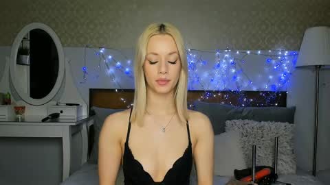 MiaBeeX online show from 04/15/26, 02:24