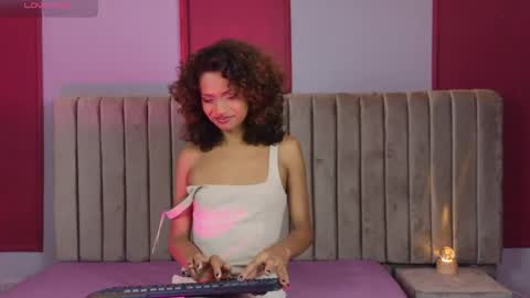 Snapshot of miablanc_cr chatting on 04/07/26, 11:43 MIABLANC CR online show from 04/07/26, 11:43