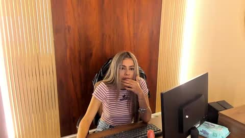 MiaCarper online show from 01/30/25, 12:50