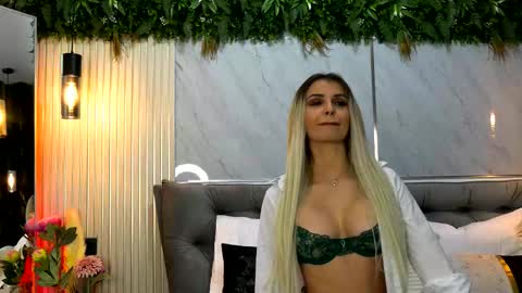 Mia online show from 01/05/26, 10:46