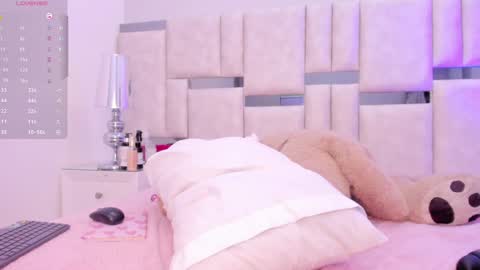 Snapshot of miagiorgia chatting on 12/17/24, 11:38 Mia online show from 12/17/24, 11:38