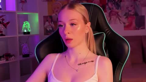 Mia online show from 11/27/25, 06:04