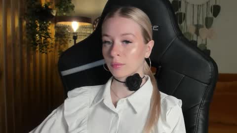 Mia online show from 11/30/25, 05:33