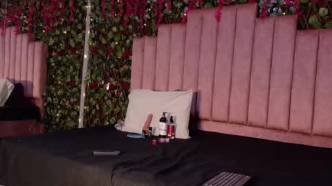 Mia online show from 12/21/25, 02:57