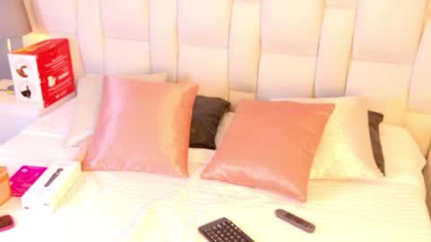 Snapshot of miakelsey chatting on 06/18/26, 04:13 Mia online show from 06/18/26, 04:13