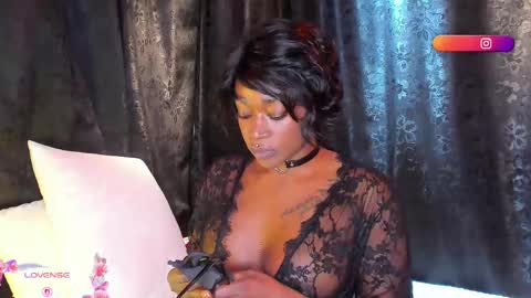 Mia online show from 10/14/25, 12:00