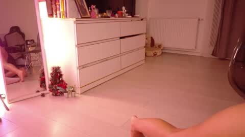 Mia online show from 12/21/25, 10:06