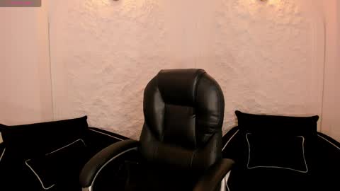 Snapshot of mialaurence_ chatting on 04/29/26, 10:05 Call me Mia online show from 04/29/26, 10:05