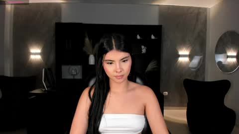 Snapshot of mialaurence_ chatting on 05/16/26, 07:23 Call me Mia online show from 05/16/26, 07:23