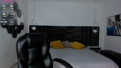 Snapshot of mialaurence_ chatting on 06/23/26, 11:08 Call me Mia online show from 06/23/26, 11:08