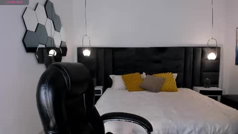 Snapshot of mialaurence_ chatting on 07/12/26, 05:04 Call me Mia online show from 07/12/26, 05:04