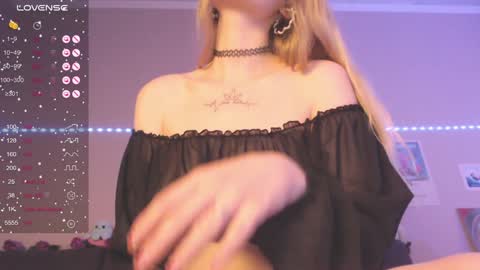 Snapshot of miamiameow chatting on 12/08/24, 01:36 Mia online show from 12/08/24, 01:36