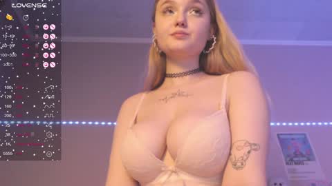 Snapshot of miamiameow chatting on 01/08/25, 05:37 Mia online show from 01/08/25, 05:37