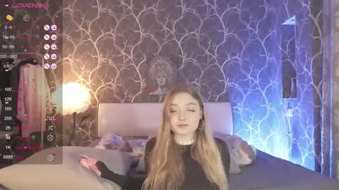 Mia online show from 05/25/26, 04:02