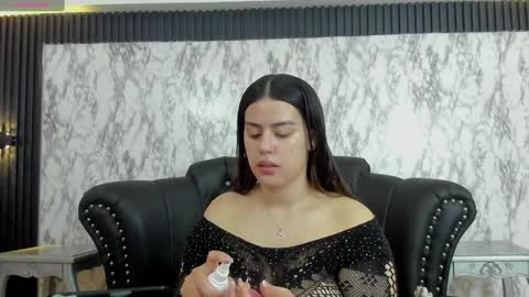 Snapshot of miamontoya chatting on 02/06/25, 12:48 Mia   -5 7001400 Follow  online show from 02/06/25, 12:48
