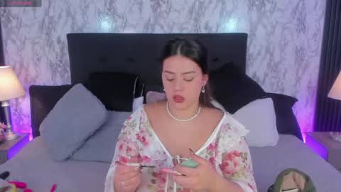 Snapshot of miamontoya chatting on 05/20/26, 01:06 Mia -5 7001400 Follow online show from 05/20/26, 01:06