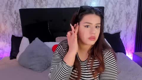 Snapshot of miamontoya chatting on 05/30/26, 01:19 Mia -5 7001400 Follow online show from 05/30/26, 01:19